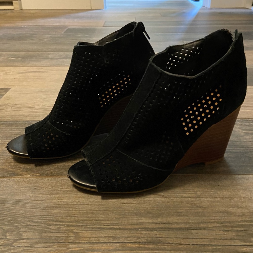 Black Wedges